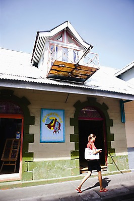 포토 JPG 주간 외국인 해외풍경 해외 여자 거리 한명 풍경 성인 야외 건물 걷기 상점 시장 인도양 세이셸 여자만 여자한명만 성인여자만 성인만 국내포토 자연요소 1 건축물 바다 모션 아프리카 사람 인종 파일형식