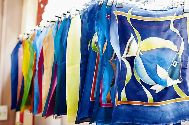 포토 JPG 주간 해외 백그라운드 실내 사람없음 상점 전시 직물 시장 옷걸이 천 세이셸 걸림 국내포토 자연요소 모션 아프리카 내부 파일형식