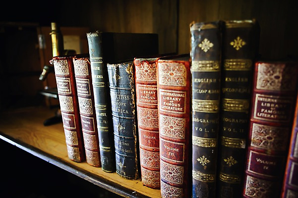 포토 JPG 백그라운드 책장 실내 사람없음 아웃포커스 책 갈색 여러개 전시 도서관 고서 정리 국내포토 교육 컬러 가구 다수 유물 촬영기법 내부 파일형식