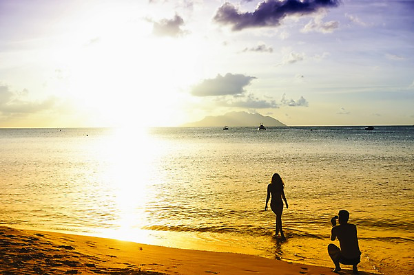 포토 JPG 주간 전신 구름 해외풍경 해외 커플 여자 남자 실루엣 바다 백그라운드 자연 하늘 서기 사람 앉기 풍경 야외 두명 모래사장 햇빛 태양 반사 일출 노을 일몰 휴양지 인도양 세이셸 국내포토 자연요소 관계 모션 아프리카 촬영기법 장소 생태계 파일형식