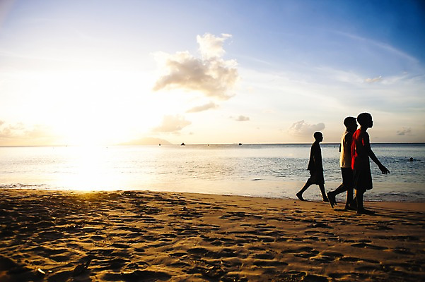 포토 JPG 주간 전신 구름 해외풍경 해외 실루엣 어린이 바다 백그라운드 자연 하늘 서기 사람 풍경 소년 해변 야외 세명 모래사장 햇빛 반사 일출 노을 일몰 발자국 휴양지 인도양 세이셸 남자만 어린이만 소년만 국내포토 자연요소 남자 자국 모션 아프리카 촬영기법 태양 장소 생태계 파일형식