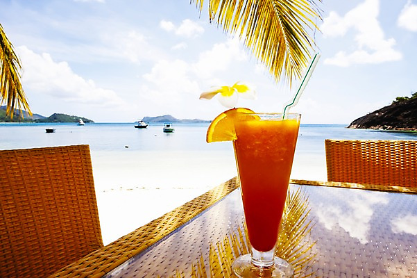 포토 JPG 주간 구름 해외풍경 해외 음료 음식 바다 백그라운드 의자 탁자 하늘 풍경 해변 사람없음 야외 맑음 칵테일 인도양 세이셸 국내포토 자연요소 가구 아프리카 날씨 주류 파일형식