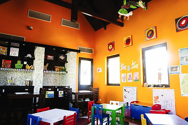 포토 JPG 주간 해외 시설물 의자 창문 교실 학교 실내 사람없음 인테리어 컬러풀 책상 그림 모빌 세이셸 교육시설 국내포토 자연요소 건축물 디자인 교육 컬러 가구 아프리카 내부 아기용품 시설 파일형식