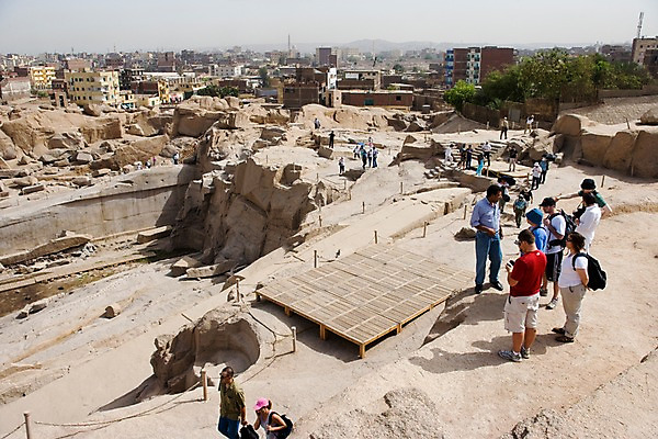 포토 JPG 주간 전신 해외풍경 해외 건축물 건축 외국문화 여행 백그라운드 유적 중동 이집트 서기 사람 풍경 여러명 야외 건물 관광지 울타리 여행객 돌_바위 바위 도시 아스완 국내포토 자연요소 전통 나라 문화 다수 모션 아프리카 담장 파일형식