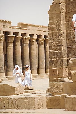 포토 JPG 주간 모자 해외풍경 해외 건축물 여자 남자 건축 외국문화 백그라운드 유적 중동 이집트 두건 사람 풍경 상반신 야외 두명 앞모습 선글라스 기둥 아스완 국내포토 바위손 자연요소 전통 잡화 나라 문화 안경 뷰포인트 아프리카 손짓 파일형식