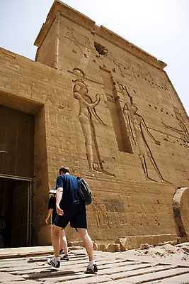 포토 JPG 주간 전신 해외풍경 해외 건축물 남자 건축 외국문화 여행 백그라운드 유적 중동 이집트 서기 사람 풍경 성인 야외 두명 건물 뒷모습 여행객 문 벽화 아스완 남자만 성인남자만 성인만 국내포토 자연요소 전통 나라 문화 뷰포인트 모션 아프리카 그림 파일형식