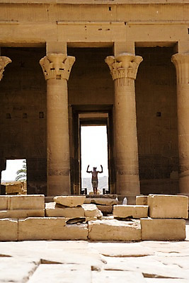 포토 JPG 주간 전신 해외풍경 해외 건축물 건축 외국문화 백그라운드 유적 중동 이집트 한명 서기 사람 풍경 야외 뒷모습 손들기 문 돌_바위 바위 기둥 아스완 국내포토 자연요소 1 전통 나라 문화 뷰포인트 모션 아프리카 파일형식