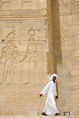 포토 JPG 주간 전신 문자 해외풍경 해외 건축물 기호 남자 건축 벽 외국문화 백그라운드 유적 중동 이집트 두건 한명 서기 사람 풍경 성인 야외 벽화 아스완 남자만 남자한명만 성인남자만 성인만 국내포토 자연요소 1 전통 나라 문화 모션 아프리카 그림 파일형식