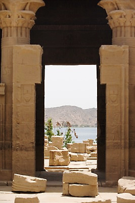 포토 JPG 주간 식물 해외풍경 해외 건축물 건축 바다 외국문화 백그라운드 유적 중동 이집트 풍경 사람없음 야외 건물 문 돌_바위 바위 기둥 풀 아스완 국내포토 자연요소 전통 나라 문화 아프리카 파일형식