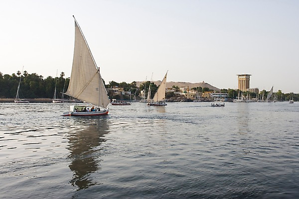 포토 JPG 주간 해외풍경 해외 여행 요트 중동 레저 이집트 사람 풍경 여러명 야외 강 반사 여행객 수면 돛 범선 아스완 나일강 펠루카 국내포토 자연요소 나라 다수 배_교통 아프리카 물 파일형식