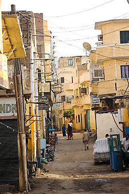 포토 JPG 주간 전신 해외풍경 해외 건축물 건축 길 외국문화 백그라운드 고건축 중동 주택 이집트 서기 사람 풍경 여러명 야외 건물 골목길 아스완 국내포토 자연요소 나라 문화 다수 모션 아프리카 파일형식