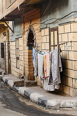포토 JPG 주간 해외풍경 해외 건축물 건축 외국문화 백그라운드 유적 중동 주택 이집트 풍경 사람없음 야외 건물 골목길 빨래 빨랫줄 아스완 국내포토 자연요소 전통 나라 문화 길 줄 가사 아프리카 파일형식