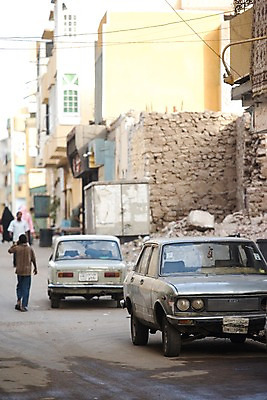 포토 JPG 주간 전신 해외풍경 해외 건축물 건축 길 교통수단 외국문화 백그라운드 유적 중동 자동차 이집트 서기 사람 풍경 여러명 야외 건물 뒷모습 골목길 아스완 국내포토 자연요소 전통 나라 문화 육상교통 뷰포인트 다수 교통 모션 아프리카 파일형식