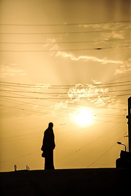 포토 JPG 주간 구름 해외풍경 해외 건축물 여자 실루엣 백그라운드 중동 하늘 이집트 한명 서기 사람 풍경 야외 햇빛 반사 일출 노을 일몰 전선 아스완 여자만 여자한명만 국내포토 자연요소 1 건축 나라 모션 아프리카 촬영기법 태양 파일형식