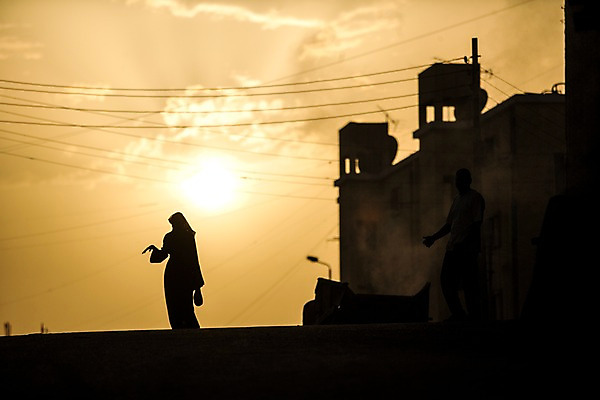 포토 JPG 주간 구름 해외풍경 해외 건축물 여자 실루엣 백그라운드 중동 하늘 이집트 서기 사람 풍경 야외 두명 건물 햇빛 반사 일출 노을 일몰 전선 아스완 여자만 국내포토 자연요소 건축 나라 모션 아프리카 촬영기법 태양 파일형식