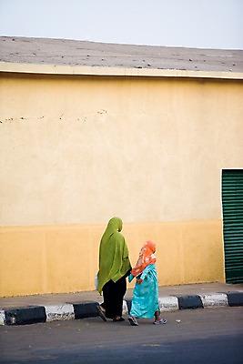 포토 JPG 주간 전신 해외풍경 해외 건축물 여자 길 어린이 백그라운드 중동 거리 이집트 두건 서기 사람 풍경 소녀 야외 두명 건물 아스완 여자만 어린이만 소녀만 국내포토 자연요소 건축 나라 모션 아프리카 파일형식