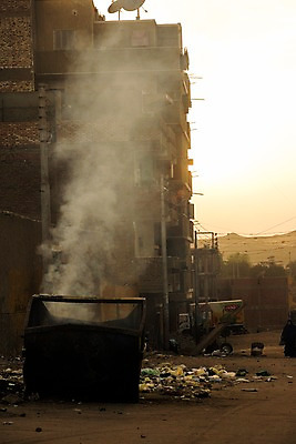 포토 JPG 주간 해외풍경 해외 중동 거리 주택 이집트 풍경 사람없음 야외 건물 도시풍경 노을 도시 연기 지저분함 쓰레기 아스완 소각 국내포토 자연요소 건축물 나라 아프리카 감각 파일형식