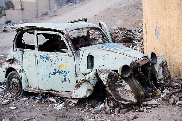 포토 JPG 주간 해외풍경 해외 중동 자동차 이집트 사람없음 야외 지저분함 고장 폐허 아스완 찌그러짐 폐차 국내포토 자연요소 나라 육상교통 컨셉 아프리카 풍경 감각 파일형식