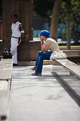 포토 JPG 외국인 나무 해외풍경 해외 공원 여자 여행 의자 중동 이집트 사람 앉기 풍경 두명 아웃포커스 여행객 돌_바위 경찰 아스완 여자만 국내포토 식물 직업 공공시설 나라 가구 모션 아프리카 촬영기법 인종 파일형식