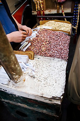 포토 JPG 주간 해외풍경 해외 손 음식 중동 이집트 야외 신체부위 상점 전시 견과류 시장 땅콩 아스완 국내포토 자연요소 나라 아프리카 사람 풍경 파일형식