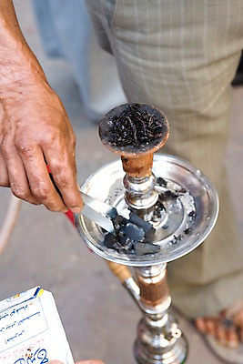 포토 JPG 주간 해외 손 중동 집게 이집트 사람 야외 아웃포커스 신체부위 기구 도구 향 아스완 방향제 탈취 국내포토 자연요소 나라 아프리카 촬영기법 파일형식