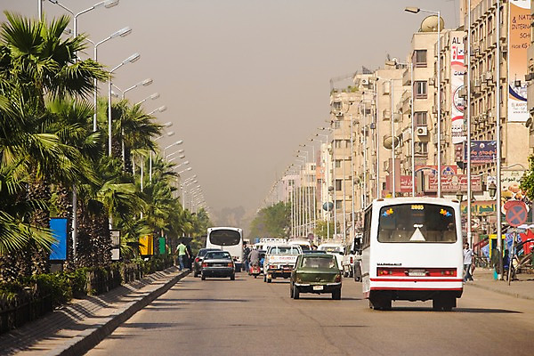 포토 JPG 주간 전신 나무 식물 해외풍경 해외 건축물 건축 길 교통수단 외국문화 백그라운드 가로등 중동 자동차 거리 이집트 서기 풍경 여러명 야외 건물 도시풍경 도시 아스완 국내포토 자연요소 공공시설 나라 문화 육상교통 다수 교통 모션 아프리카 사람 파일형식