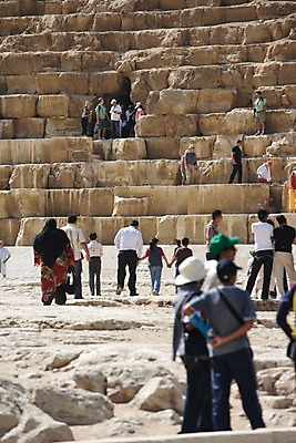 포토 JPG 주간 전신 해외풍경 해외 건축물 건축 외국문화 여행 백그라운드 유적 중동 이집트 서기 사람 풍경 여러명 야외 관광지 여행객 계단 바위 동굴 아스완 국내포토 자연요소 전통 나라 문화 다수 모션 아프리카 파일형식