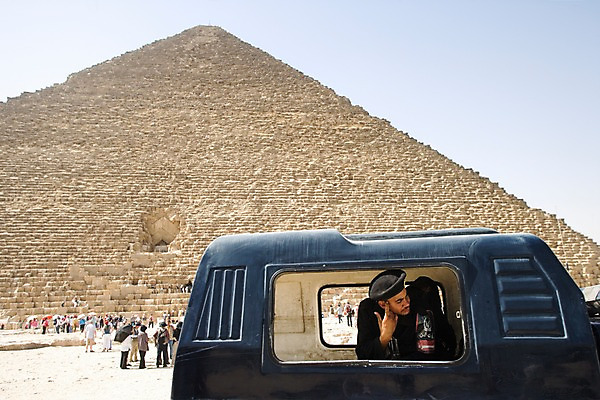 포토 JPG 주간 전신 해외풍경 해외 건축물 건축 외국문화 여행 백그라운드 유적 중동 이집트 서기 사람 풍경 여러명 야외 관광지 여행객 피라미드 아스완 국내포토 자연요소 전통 나라 문화 다수 모션 아프리카 랜드마크 파일형식