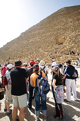 포토 JPG 주간 전신 해외풍경 해외 건축물 건축 외국문화 여행 백그라운드 유적 중동 이집트 서기 사람 풍경 여러명 야외 뒷모습 관광지 여행객 피라미드 아스완 국내포토 자연요소 전통 나라 문화 뷰포인트 다수 모션 아프리카 랜드마크 파일형식