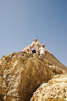 포토 JPG 주간 전신 해외풍경 해외 건축물 건축 로우앵글 외국문화 여행 백그라운드 유적 중동 이집트 서기 사람 풍경 여러명 야외 관광지 여행객 돌_바위 바위 피라미드 아스완 국내포토 자연요소 전통 나라 문화 뷰포인트 다수 모션 아프리카 랜드마크 파일형식