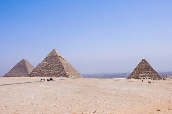 포토 JPG 주간 해외풍경 해외 건축물 건축 길 모래 외국문화 백그라운드 유적 중동 자동차 이집트 풍경 사람없음 야외 관광지 피라미드 아스완 국내포토 자연요소 전통 나라 문화 육상교통 여행 아프리카 랜드마크 파일형식