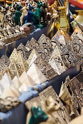 포토 JPG 주간 해외풍경 해외 건축 외국문화 백그라운드 유적 중동 이집트 풍경 사람없음 야외 장식 관광지 전시 공예품 피라미드 기념품 아스완 국내포토 자연요소 전통 건축물 나라 문화 여행 아프리카 공예 오브젝트 랜드마크 파일형식