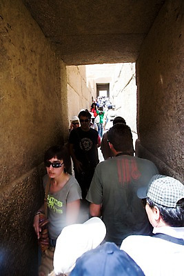 포토 JPG 주간 모자 해외풍경 해외 건축물 여자 남자 건축 외국문화 여행 백그라운드 유적 중동 이집트 서기 사람 풍경 여러명 상반신 야외 뒷모습 선글라스 여행객 터널 통로 피라미드 아스완 국내포토 자연요소 전통 잡화 나라 문화 안경 길 뷰포인트 다수 모션 아프리카 랜드마크 파일형식