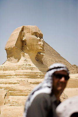 포토 JPG 주간 해외풍경 해외 건축물 남자 건축 외국문화 백그라운드 유적 중동 이집트 두건 한명 사람 풍경 근접촬영 상반신 야외 아웃포커스 선글라스 피라미드 스핑크스 아스완 남자만 남자한명만 국내포토 자연요소 1 전통 나라 문화 안경 뷰포인트 아프리카 촬영기법 랜드마크 파일형식