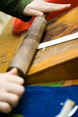 포토 JPG 해외 손 생활용품 백그라운드 중동 이집트 손짓 야외 신체부위 방망이 도구 밀기 전통공예 밀대 아스완 수공예 국내포토 나라 모션 아프리카 주방용품 사람 공예 오브젝트 파일형식