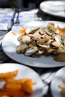 포토 JPG 그릇 식기 접시 음식 백그라운드 포크 탁자 조개 감자 요리 근접촬영 사람없음 아웃포커스 전통음식 튀김 감자튀김 나이프 해산물 조개요리 국내포토 전통 뷰포인트 가구 채소 어패류 촬영기법 칼 파일형식