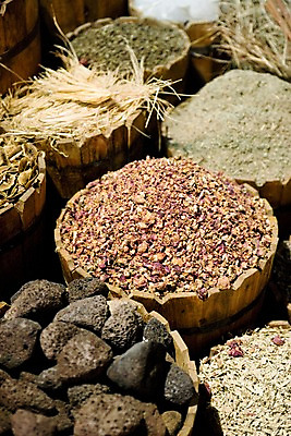 포토 JPG 주간 해외 백그라운드 식재료 중동 이집트 사람없음 야외 아웃포커스 상점 전시 시장 담기 나무통 아스완 국내포토 자연요소 나라 모션 아프리카 촬영기법 통 파일형식