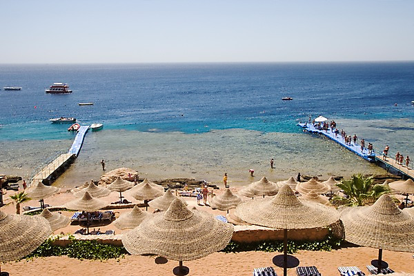 포토 JPG 주간 해외풍경 해외 모래 바다 백그라운드 의자 중동 레저 이집트 사람 풍경 여러명 해변 야외 관광지 수영 파라솔 보트 휴양지 선베드 아스완 선박 국내포토 자연요소 나라 여행 가구 다수 수상교통 배_교통 아프리카 장소 수상스포츠 파일형식