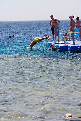 포토 JPG 주간 해외풍경 해외 바다 여행 중동 물놀이 휴가 이집트 사람 풍경 여러명 야외 맑음 점프 수영 다이빙 아스완 국내포토 자연요소 나라 다수 모션 아프리카 놀이 날씨 수상스포츠 수중스포츠 파일형식