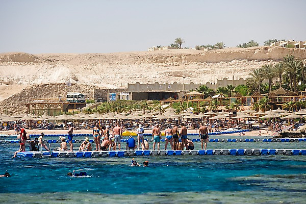 포토 JPG 주간 나무 식물 해외풍경 해외 건축물 여자 남자 건축 수영복 바다 외국문화 백그라운드 유적 중동 레저 이집트 사람 풍경 여러명 성인 해변 야외 관광지 야자수 수영 수상스포츠 파라솔 휴양지 아스완 성인만 국내포토 자연요소 전통 옷 나라 문화 스포츠 여행 다수 아프리카 장소 파일형식