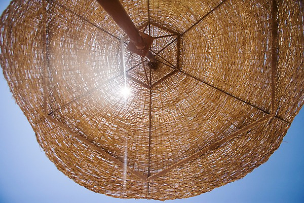 포토 JPG 주간 해외 로우앵글 생활용품 백그라운드 중동 이집트 사람없음 야외 파라솔 볏짚 아스완 국내포토 자연요소 나라 뷰포인트 아프리카 짚 오브젝트 파일형식