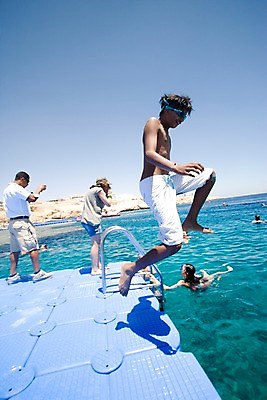 포토 JPG 주간 해외풍경 해외 바다 여행 중동 물놀이 휴가 이집트 사람 풍경 여러명 야외 맑음 점프 수영 다이빙 아스완 국내포토 자연요소 나라 다수 모션 아프리카 놀이 날씨 수상스포츠 수중스포츠 파일형식