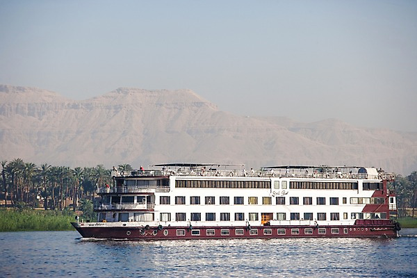 포토 JPG 주간 나무 해외풍경 해외 바다 여행 수상교통 중동 하늘 산 항해 이집트 풍경 야외 아웃포커스 여행객 유람선 크루즈 룩소르 흐림 선박 국내포토 자연요소 식물 나라 교통수단 배_교통 아프리카 날씨 촬영기법 사람 파일형식