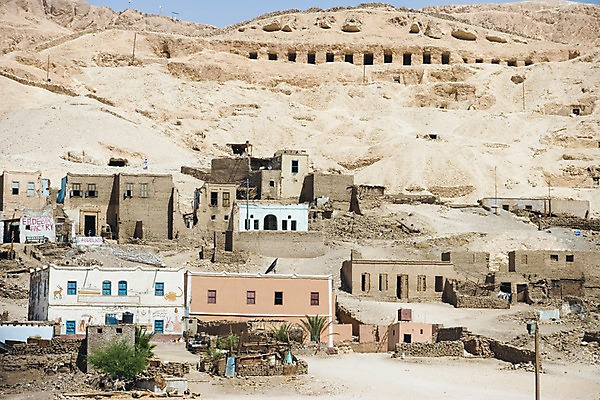 포토 JPG 주간 나무 식물 해외풍경 해외 건축물 건축 모래 외국문화 백그라운드 유적 중동 주택 이집트 풍경 사람없음 야외 건물 마을 사막 룩소르 국내포토 자연요소 전통 나라 문화 아프리카 파일형식