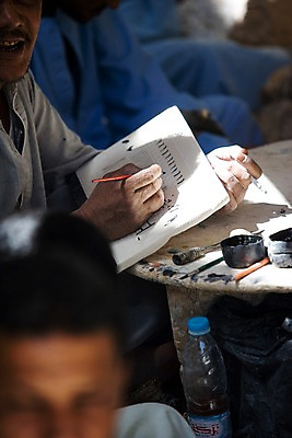 포토 JPG 주간 해외 남자 예술 조각 백그라운드 중동 이집트 미술 사람 성인 야외 아웃포커스 미술도구 공예품 룩소르 판화 조각칼 조각_조소 남자만 성인남자만 성인만 국내포토 자연요소 나라 아프리카 문화예술 촬영기법 칼 공예 오브젝트 조소 파일형식