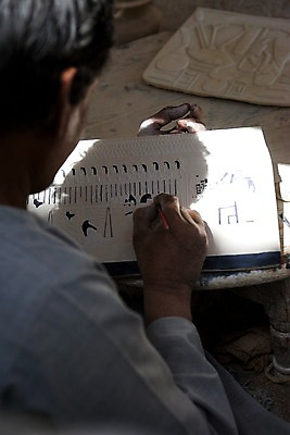 포토 JPG 주간 해외 남자 예술 조각 백그라운드 중동 이집트 미술 사람 성인 야외 아웃포커스 하이앵글 미술도구 공예품 룩소르 판화 조각칼 조각_조소 남자만 성인남자만 성인만 국내포토 자연요소 나라 뷰포인트 아프리카 문화예술 촬영기법 칼 공예 오브젝트 조소 파일형식