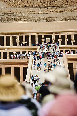포토 JPG 주간 해외풍경 해외 건축물 건축 외국문화 여행 다수 유적 중동 유적지 이집트 사람 풍경 여러명 야외 아웃포커스 관광지 여행객 룩소르 국내포토 자연요소 전통 나라 문화 고건축 아프리카 촬영기법 파일형식