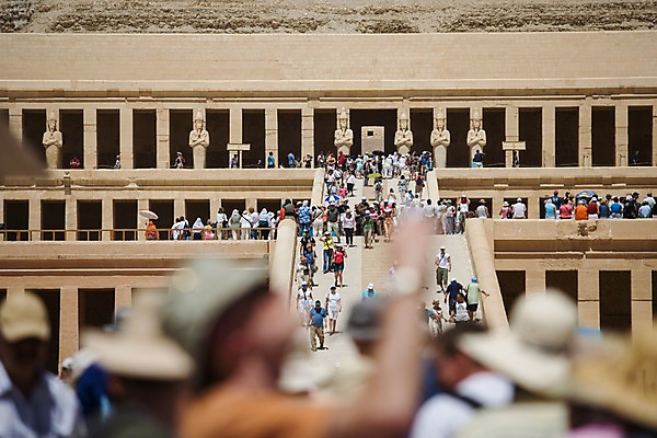 포토 JPG 주간 해외풍경 해외 건축물 건축 외국문화 백그라운드 유적 중동 이집트 사람 풍경 근접촬영 여러명 야외 건물 아웃포커스 관광지 조각상 여행객 계단 룩소르 국내포토 자연요소 전통 나라 문화 뷰포인트 여행 다수 아프리카 촬영기법 조형물 파일형식