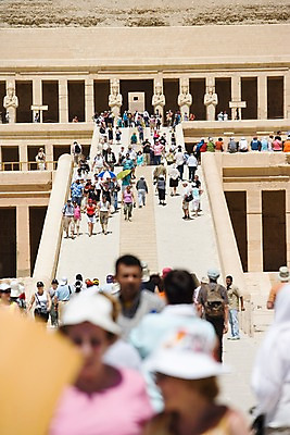 포토 JPG 주간 해외풍경 해외 건축물 건축 외국문화 백그라운드 유적 중동 이집트 사람 풍경 근접촬영 여러명 야외 건물 아웃포커스 관광지 조각상 여행객 계단 룩소르 국내포토 자연요소 전통 나라 문화 뷰포인트 여행 다수 아프리카 촬영기법 조형물 파일형식