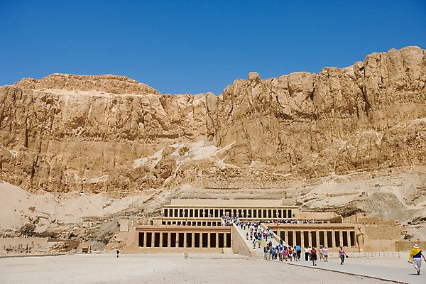 포토 JPG 주간 해외풍경 해외 건축물 건축 외국문화 백그라운드 유적 중동 이집트 사람 풍경 여러명 야외 건물 관광지 조각상 여행객 계단 절벽 돌_바위 바위 룩소르 국내포토 자연요소 전통 나라 문화 여행 다수 아프리카 조형물 파일형식